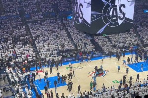 DJ介绍马刺首发球员时，雷霆主场球迷爆发阵阵嘘声！