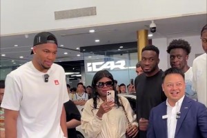 空间还挺大！字母哥试驾奇瑞QQ3，居然还可以在里头跷二郎腿！